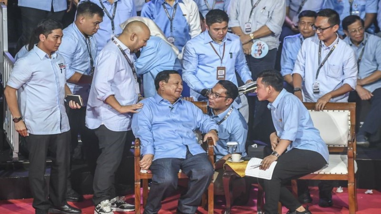 Capres nomor urut 2 Prabowo Subianto (tengah) duduk sambil berbicara dengan cawapres Gibran Rakabuming Raka (dua kanan) dan tim sukses mereka dalam debat pertama capres Pemilu 2024 di Gedung KPU RI, Jakarta, Selasa (12/12/2023). (ANTARA FOTO/Galih Pradipta/app/YU)