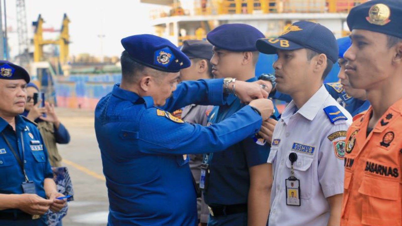 Kepala KSOP Kelas I Banjarmasin Agustinus Maun menyematkan pita kepada petugas pos koordinasi angkutan laut untuk Natal 2023 dan Tahun Baru 2024 di Pelabuhan Trisakti, Banjarmasin, Kalimantan Selatan, Senin (18/12/2023). ANTARA/Tumpal Andani Aritonang