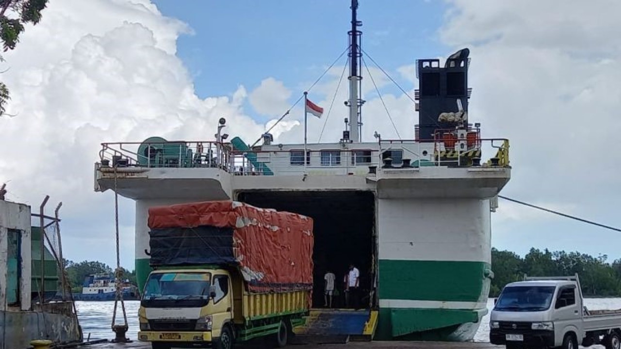 Kapal angkutan penumpang sandar menurunkan penumpang dan truk bermuatan sembako di Pelabuhan Pangkalbalam, Rabu (20/12/2023) (ANTARA/ HO-Aprionis)