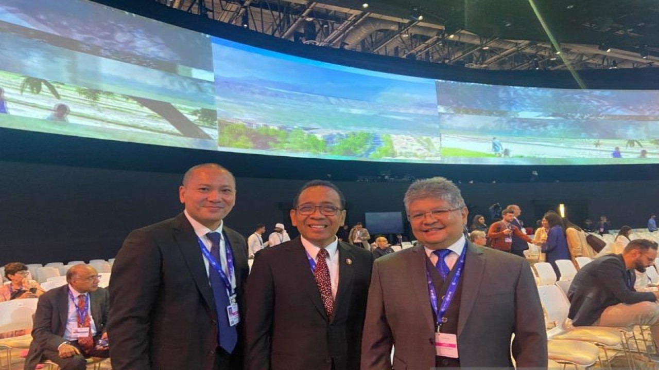 Para delegasi Indonesia dalam Konferensi Tingkat Tinggi Conference of The Parties ke-28 (KTT COP28) di Dubai, Uni Emirat Arab (UEA), Jumat (1/12/2023). ANTARA/HO-Kemenko Perekonomian