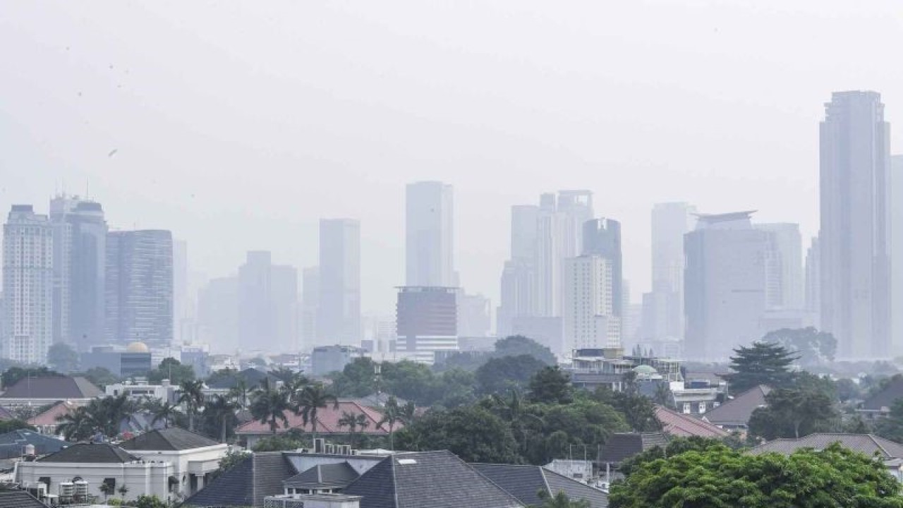 Suasana gedung-gedung bertingkat yang tertutup oleh kabut polusi di Jakarta, Kamis (27/7/2023). ANTARA FOTO/Galih Pradipta/nym.