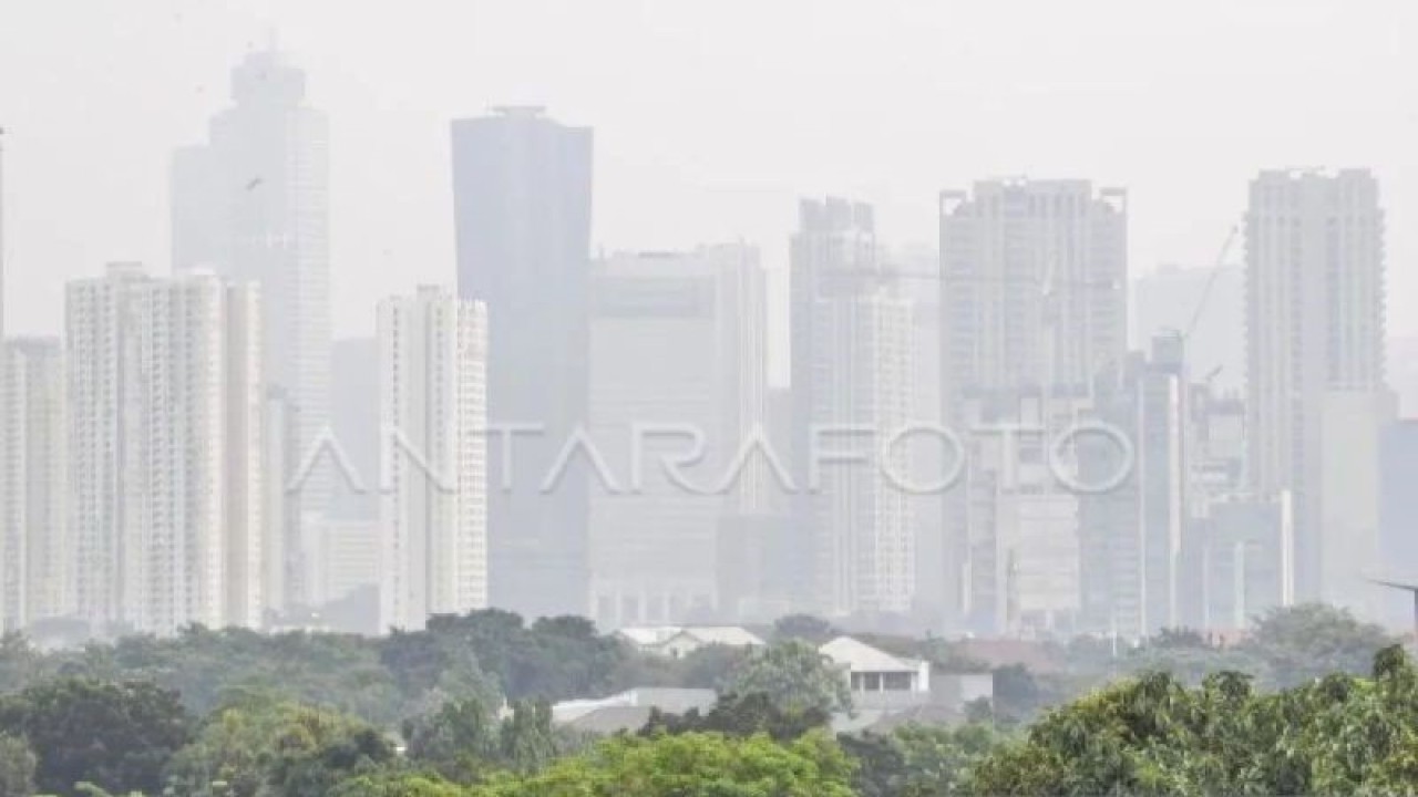 Arsip Foto - Suasana gedung-gedung bertingkat yang tertutup oleh kabut polusi di Jakarta, Kamis (27/7/2023). Dinas Lingkungan Hidup DKI Jakarta mengimbau masyarakat untuk mengurangi mobilitas menggunakan kendaraan pribadi karena buruknya kualitas udara menurut data DLH DKI 70 persen beberapa hari ini dipengaruhi sektor transportasi. (ANTARA FOTO/Galih Pradipta/aww)
