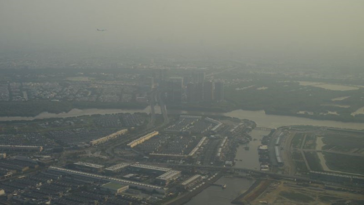 Foto aerial kondisi polusi udara di pulau reklamasi Pantai Indah Kapuk, Jakarta Utara, Rabu (13/12/2023). Berdasarkan data situs pemantau kualitas udara IQAir pada Rabu, (13/12/2023) ANTARA FOTO/Iggoy el Fitra/rwa.