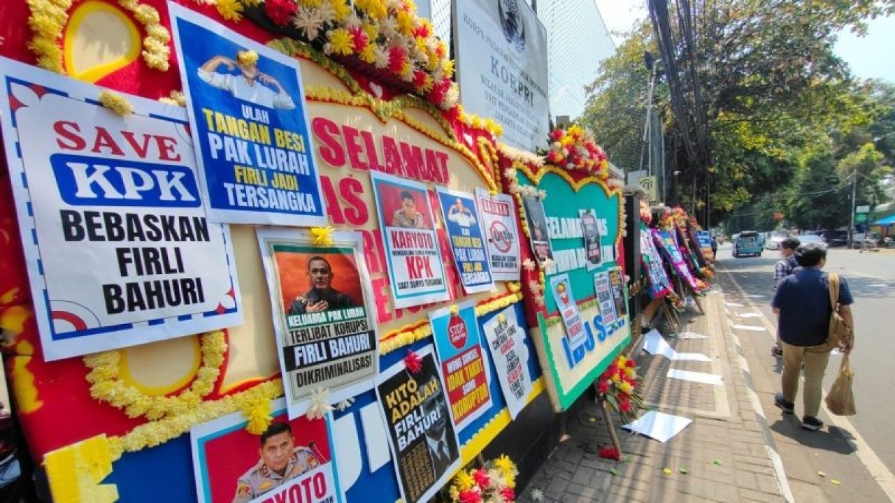 Sejumlah karangan bunga ucapan selamat dan pamflet save KPK terpajang di depan Pengadilan Negeri Jakarta Selatan, Jakarta, Senin (18/12/2023). ANTARA/Bayu Pratama Syahputra