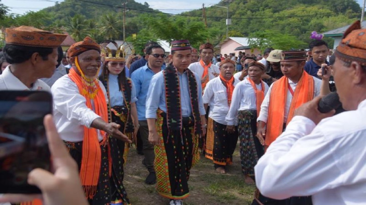 Calon wakil presiden nomor urut 2 Gibran Rakabuming Raka saat berkunjung ke Rumah Adat Kaper di Manggarai Barat, Nusa Tenggara Timur (NTT), Sabtu (30/12/2023). (ANTARA/HO-Tim Media Gibran Rakabuming Raka)