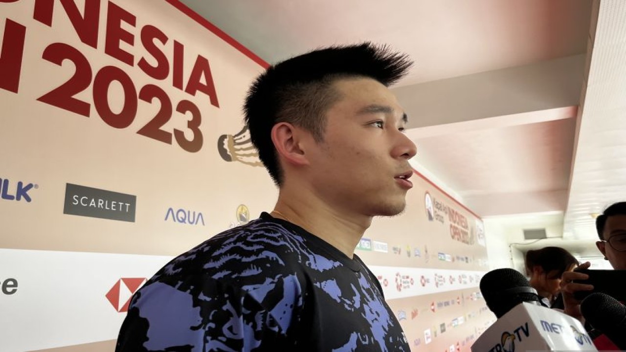 Atlet bulu tangkis tunggal putra Thailand Kunlavut Vitidsarn saat ditemui awak media di Istora Senayan Jakarta, Senin (12/6/2023). (ANTARA/Arnidhya Nur Zhafira)
