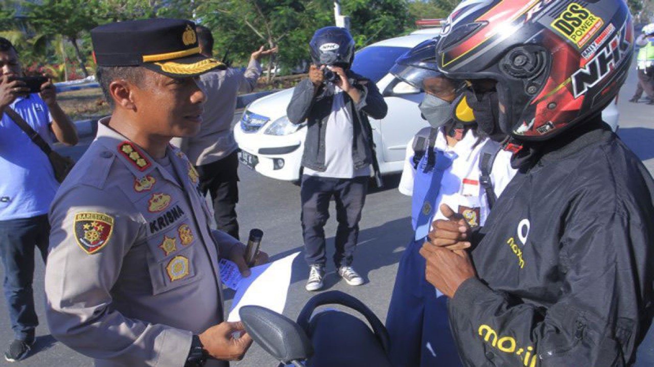 Kapolresta Kupang Kota Kombes Pol Rishian Krisna B (kiri) saat mengecek pengendaraan bermotor di Kota Kupang. ANTARA?Kornelis Kaha