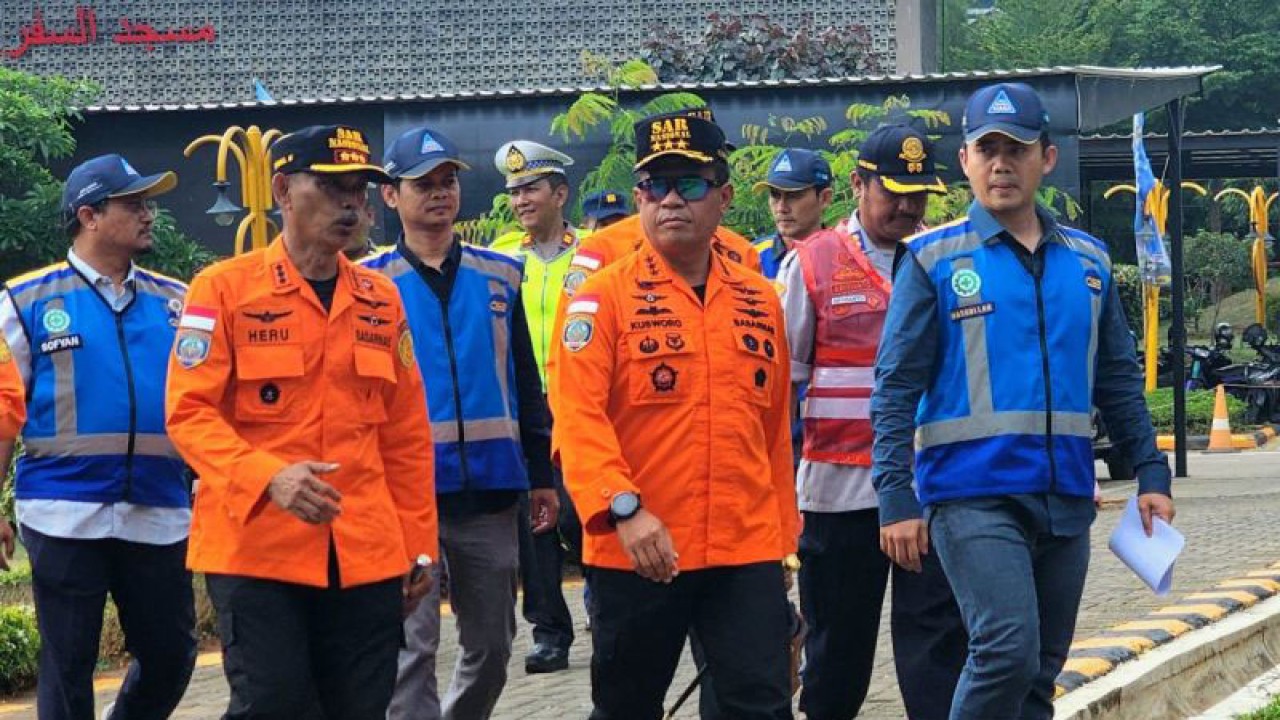 Kepala Basarnas Marsekal Madya TNI Kusworo saatengecek posko terpadu SAR di gerbang Tol Kalikangkung Semarang, Kamis. (ANTARA/I.C. Senjaya)