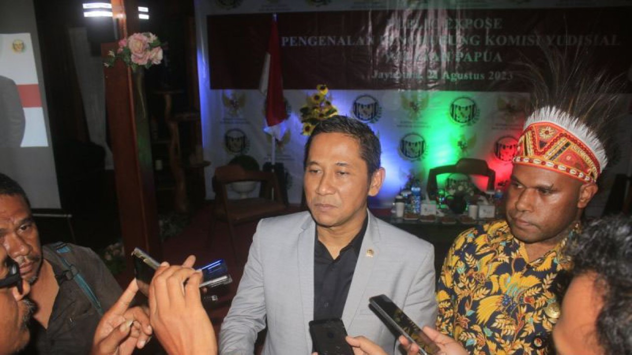 Ketua Bidang Hubungan Kelembagaan dan Layanan Informasi Komisi Yudisial RI Prof Mukti Fajar Nur Dewata (ANTARA/Yudhi Efendi)