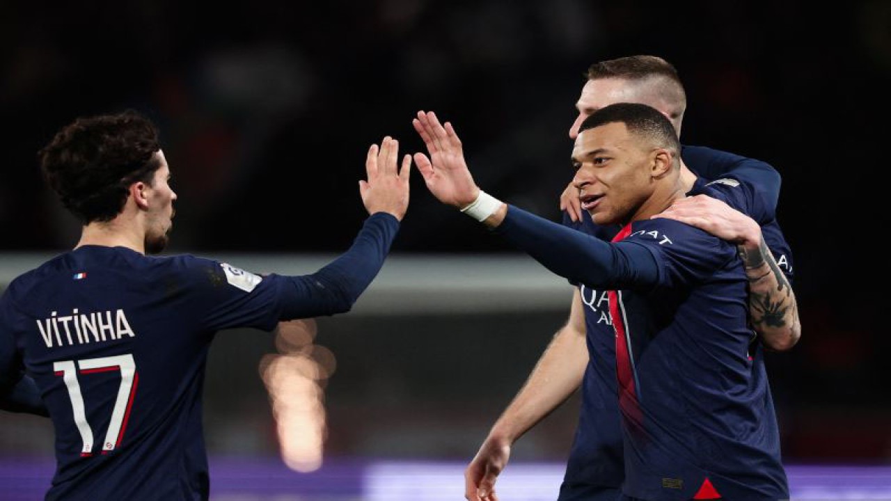 Penyerang PSG Kylian Mbappe merayakan gol dengan gelandang Vitinha pada pertandingan Liga Prancis yang dimainkan di Parc des Princes, Paris, Rabu (20/12/2023). (ANTARA/AFP/FRANCK FIFE)