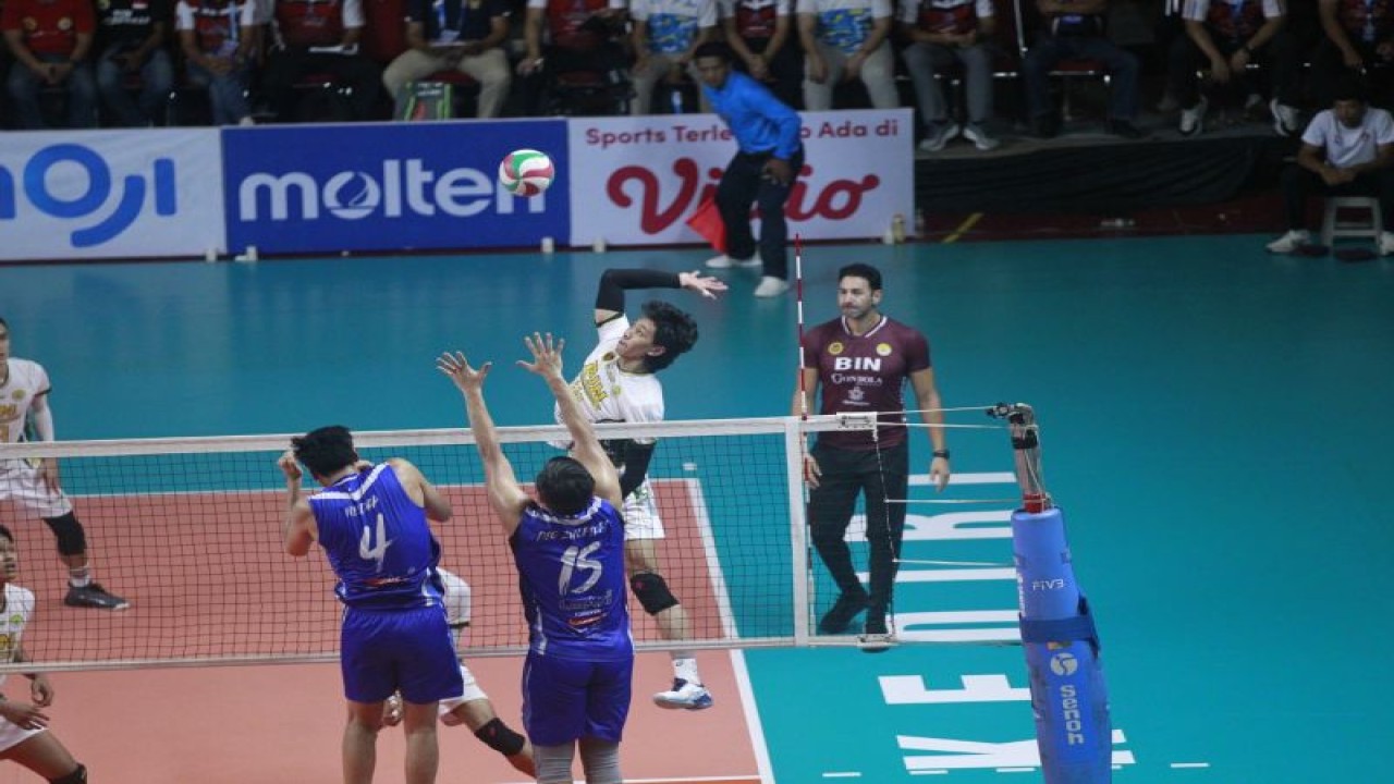 Laga antara tim bola voli putra LavAni dan BIN Pasundan di Livoli Divisi Utama 2023. ANTARA/HO-panitia