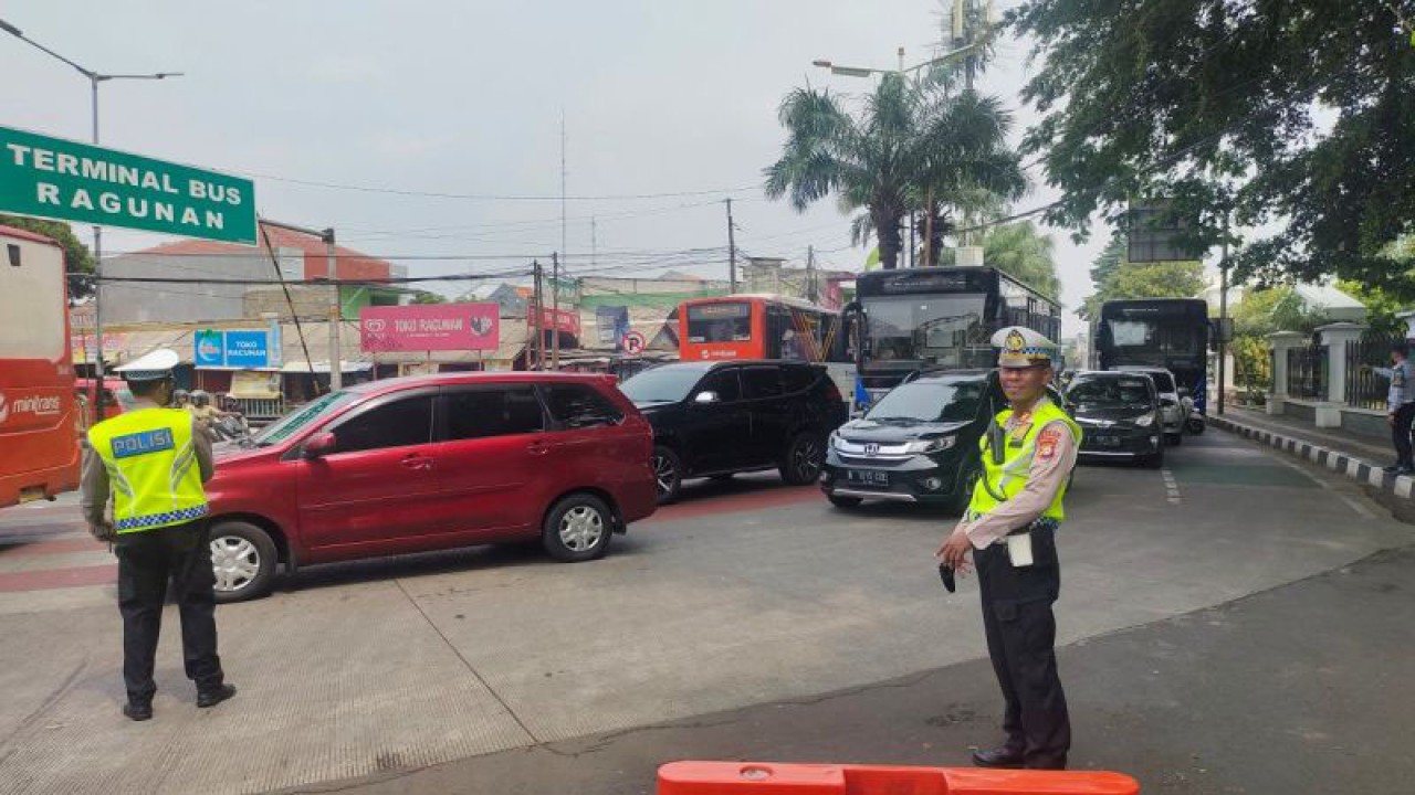 Sejumlah polisi mengatur lalu lintas di kawasan Jakarta Selatan, Jakarta, Kamis (28/12/2023). ANTARA/Bayu Pratama Syahputra.
