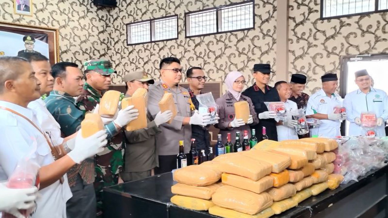 Suasana saat Kapolres Lampung Selatan AKBP Yusriandi Yusrin menggelar konferensi pers terkait kasus pengungkapan narkoba, di Kalianda, Rabu (6/12/2023). ANTARA/Riadi Gunawan