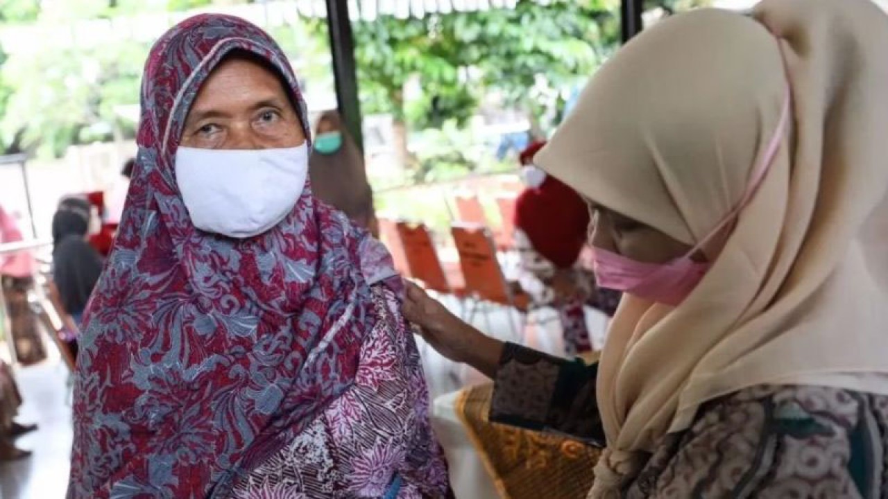 Warga lansia memeriksakan kesehatan secara gratis di Posyandu Ruang Publik Terpadu Ramah Anak (RPTRA) Keuangan RT 6 RW 6 Kelurahan Bendungan Hilir, Kecamatan Tanah Abang, Jakarta Pusat, Senin (3/10/2022). ANTARA/Ulfa Jainita