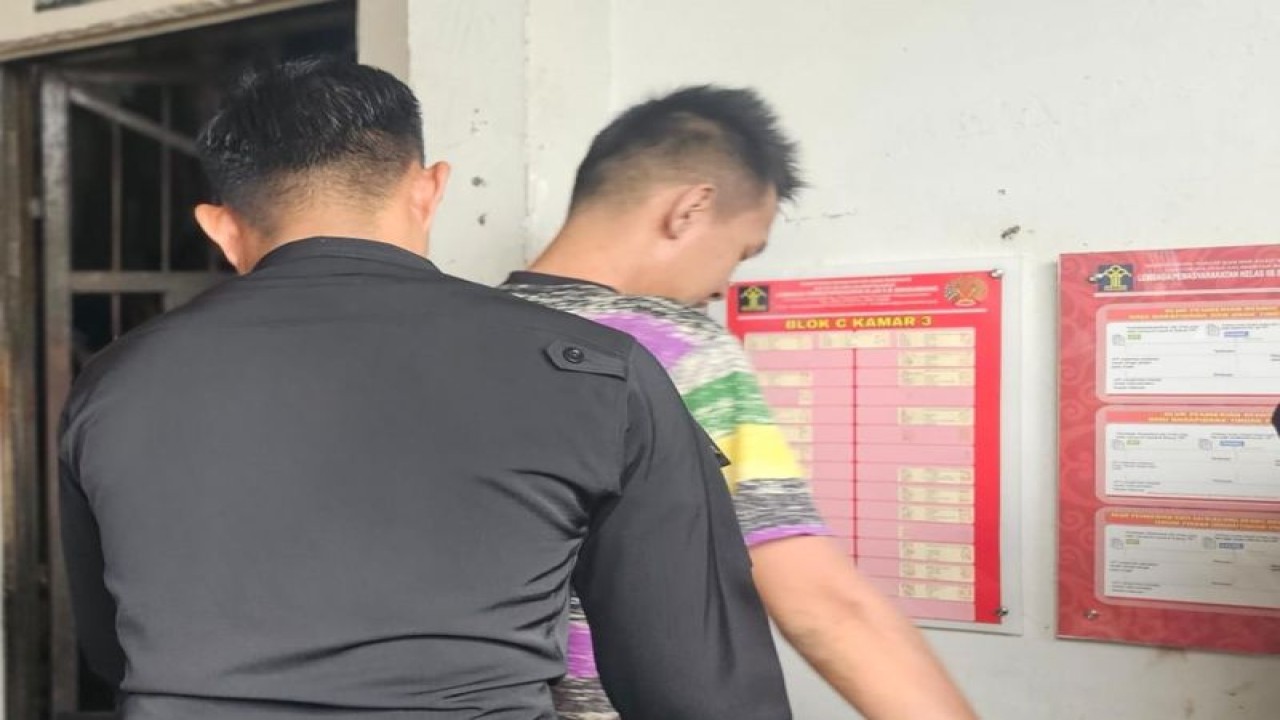 Kepala Lapas didampingi Para pejabat struktural, Kepala KPLP, Kasiminkamtib, Kasibinapi, Kasubag TU dan Staf Pengamanan langsung melakukan penggeledahan kamar hunian, Jumat (1/12/2023) (ANTARA/HO-Rudi)