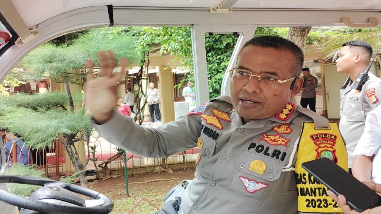 Dirlantas Polda Metro Jaya Kombes Pol Latif Usman saat ditemui di Polda Metro Jaya, Jumat (29/12/2023). ANTARA/Ilham Kausar