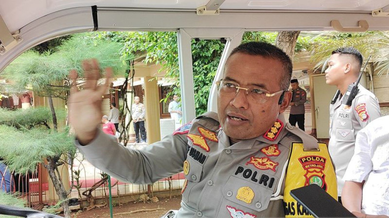 Dirlantas Polda Metro Jaya Kombes Pol Latif Usman saat ditemui di Polda Metro Jaya, Jumat (29/12/2023). ANTARA/Ilham Kausar/am.