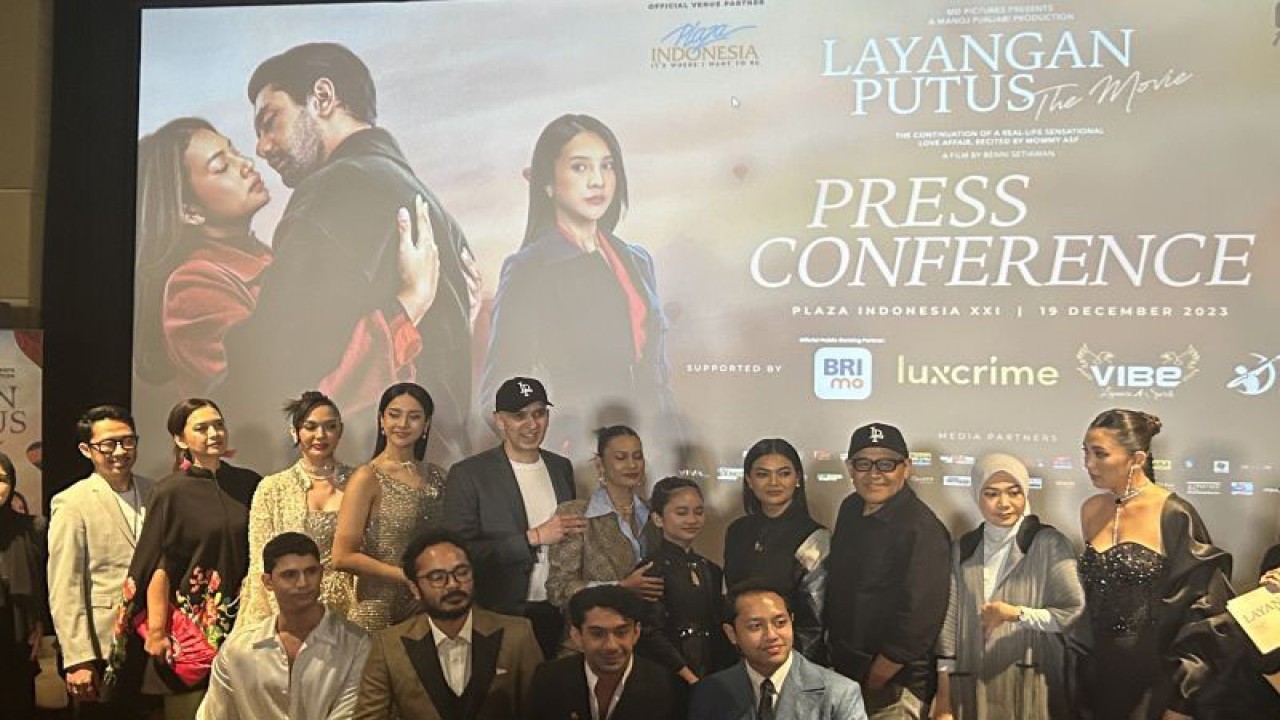 Para pemain dan tim produksi film “Layangan Putus” saat menghadiri acara penayangan perdana film “Layangan Putus” di Plaza Indonesia, Jakarta Pusat, Selasa malam (19/12/2023). (ANTARA/Vinny Shoffa Salma)