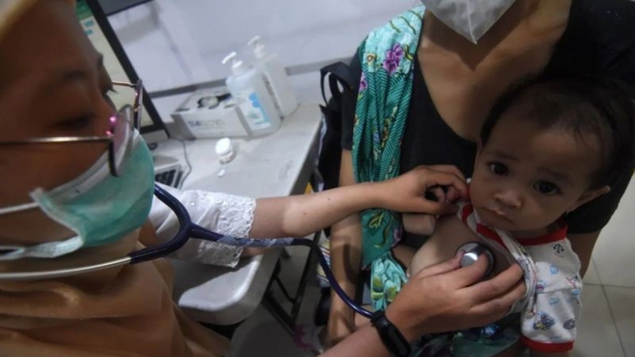 Dokter memeriksa kesehatan pasien bergejala Infeksi Saluran Pernapasan Akut (ISPA) di Puskesmas Kecamatan Mampang Prapatan, Jakarta Selatan, Jumat (11/8/2023). Dinas Kesehatan DKI Jakarta menyebut selain akibat polusi udara yang memburuk di Jakarta, penyakit ISPA dipengaruhi juga oleh perubahan iklim, dimana berdasarkan data dua bulan terakhir terdapat peningkatan kasus dari 99.130 kasus di bulan Mei 2023 menjadi 102.475 kasus di bulan Juni. ANTARA FOTO/Indrianto Eko Suwarso/nym.