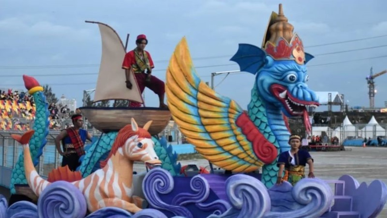 Peserta berparade dalam pagelaran Jakarnaval 2022 di Jakarta International Eprix Circuit, Ancol, Minggu (14/8/2022). ANTARA FOTO/Indrianto Eko Suwarso/hp.