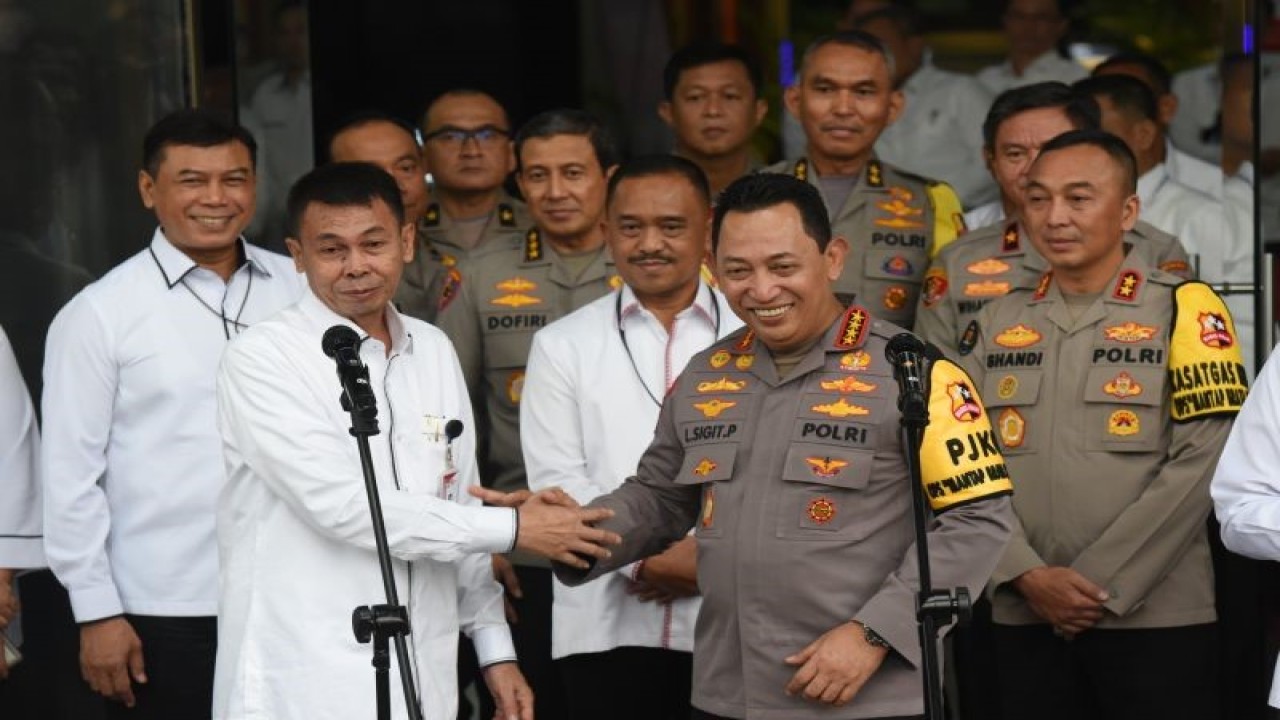 Ketua KPK sementara Nawawi Pomolango (kiri) bersama Kapolri Jenderal Pol. Listyo Sigit Prabowo (kanan) berjabat tangan saat konferensi pers usai penandatangan kerjasama antara KPK dan Polri, di Gedung Merah Putih KPK, Jakarta, Senin (4/12/2023). Penandatangan kerja sama KPK bersama Polri tersebut dalam rangka penguatan sinergi antarlembaga penegak hukum dalam pemberantasan korupsi. ANTARA FOTO/Indrianto Eko Suwarso/nym.