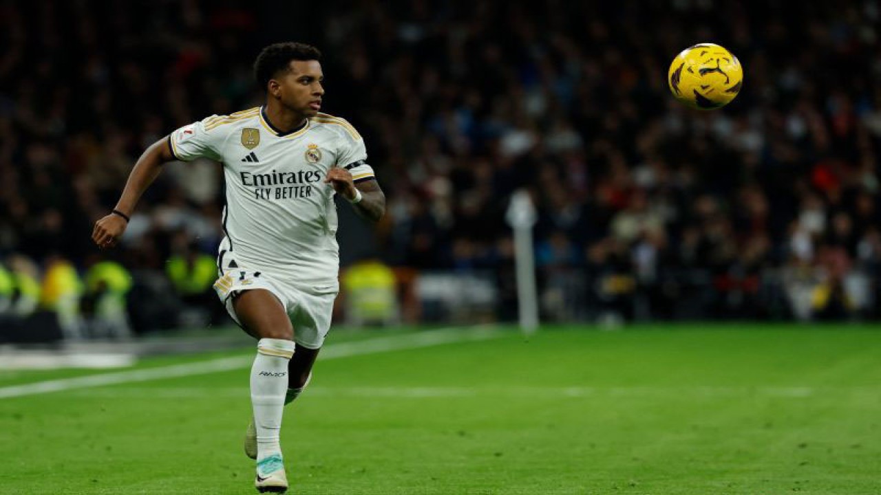 Pemain Real Madrid asal Brasil Rodrygo saat pertandingan Liga Spanyol melawan Granada di Stadion Santiago Bernabeu di Madrid, 1 Desember 2023. (AFP/OSCAR DEL POZO)