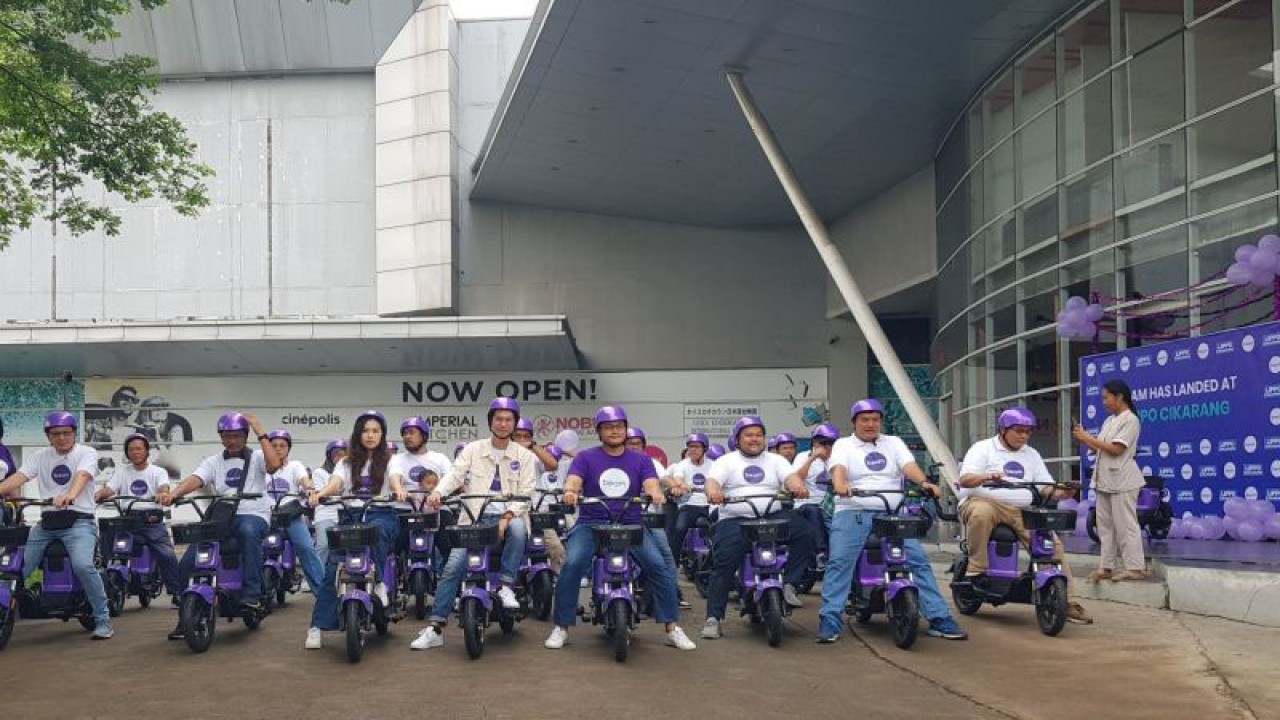 Manajemen PT lippo Cikarang bersama Beam Mobility dan warga sekitar bersiap keliling kawasan mengendarai Beam Rover usai peluncuran perdana layanan sepeda listrik ini di MaxxBox Lippo Cikarang, Jumat. (ANTARA/Pradita Kurniawan Syah).