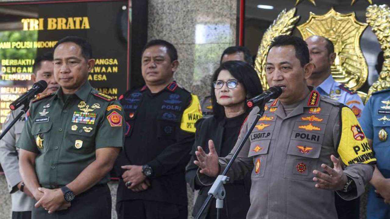 Kapolri Jenderal Polisi Listyo Sigit Prabowo (kanan) bersama Panglima TNI Jenderal TNI Agus Subiyanto (kiri) memberikan keterangan kepada media usai pertemuan secara tertutup di Mabes Polri, Jakarta, Selasa (5/12/2023). Dalam keterangannya, pertemuan tersebut membahas terkait keamanan di Papua serta keamanan pelaksanaan Pemilu 2024. ANTARA FOTO/Muhammad Adimaja/nym.