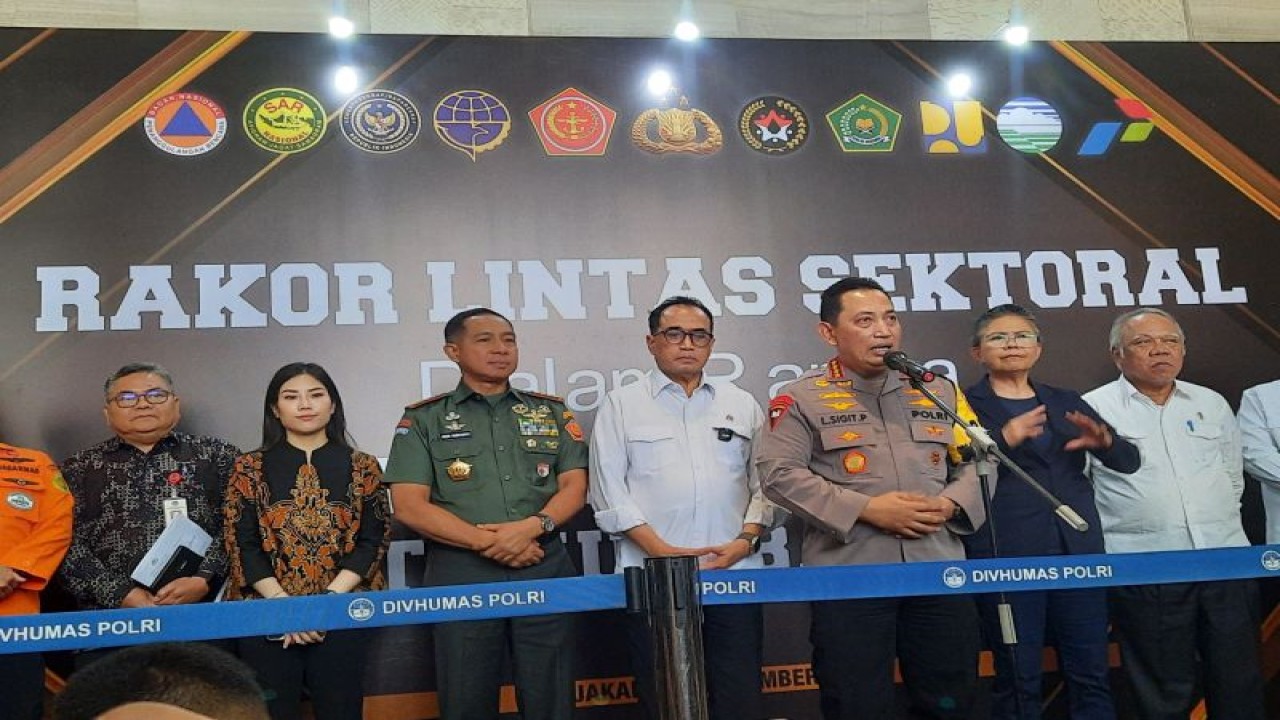 Kapolri Jenderal Pol. Listyo Sigit Prabowo bersama Panglima TNI Jenderal TNI Agus Subiyant, Menteri PUPR, Menteri Perhubungan, Menteri Agama, Wamenpanrekraf dan kementerian terkait memberikan keterangan usai rakor lintas sektoral Operasi Lilin 2023 dalam rangka pengamanan Natal dan Tahun Baru di Jakarta, Kamis (7/12/2023). (ANTARA/Laily Rahmawaty)