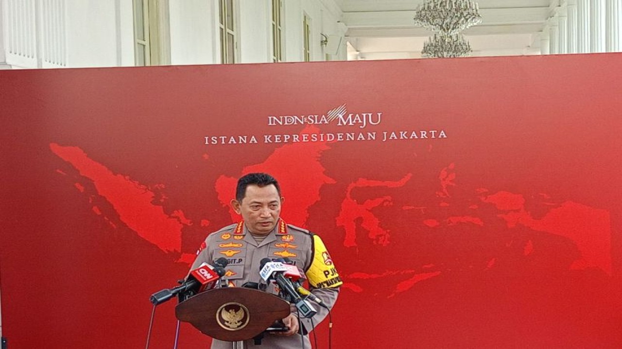 Kapolri Jenderal (Pol) Listyo Sigit Prabowo memberikan keterangan kepada wartawan di Istana Kepresidenan Jakarta, Senin (11/12/2023). ANTARA/Rangga Pandu Asmara Jingga
