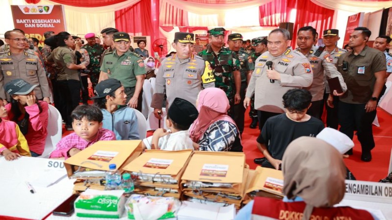 Kapolri Jenderal Listyo Sigit Prabowo (dua kanan) saat menghadiri bakti sosial di Mapolda Jawa Timur, Surabaya, Kamis (28/12/2023). ANTARA/HO-Bidhumas Polda Jatim