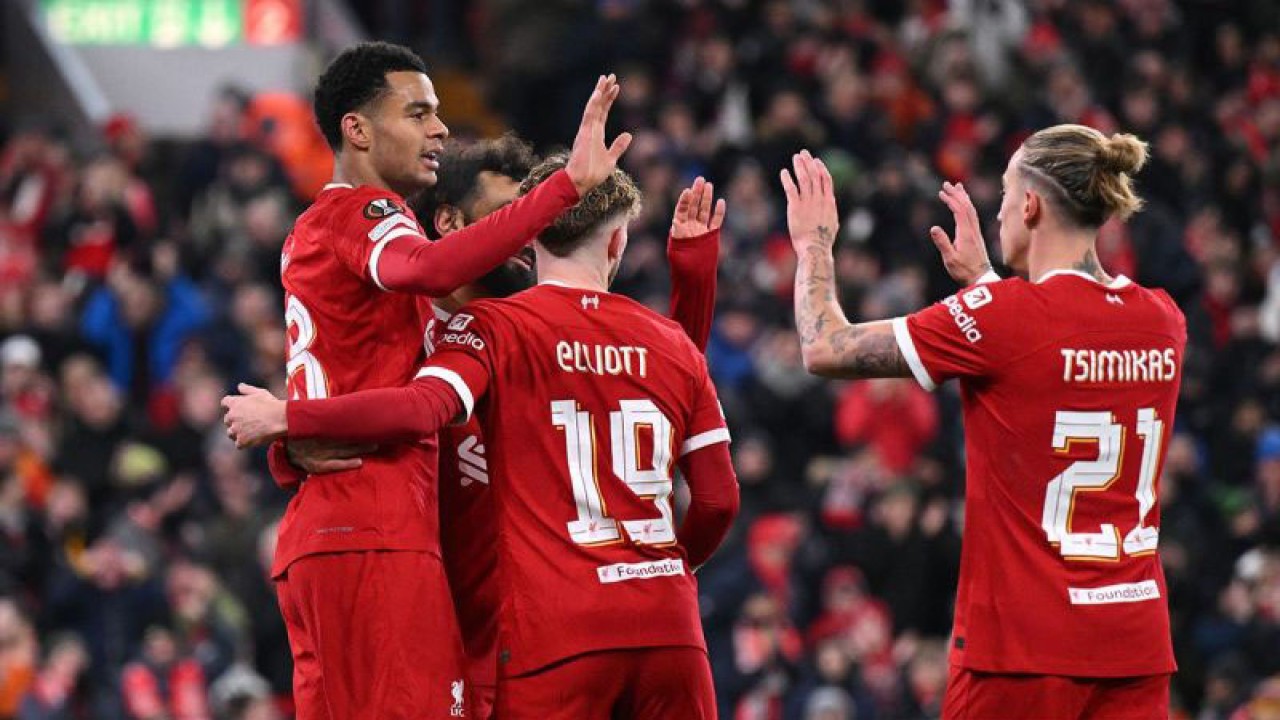 Penyerang Liverpool Cody Gakpo (kiri) merayakan gol yang dicetaknya bersama rekan-rekan setimnya pada pertandingan Grup E Liga Europa melawan LASK, yang berlangsung di Stadion Anfield, Liverpool, Kamis (30/11/2023). ANTARA/AFP/Oli Scarff/aa. (AFP/OLI SCARFF/OLI SCARFF)