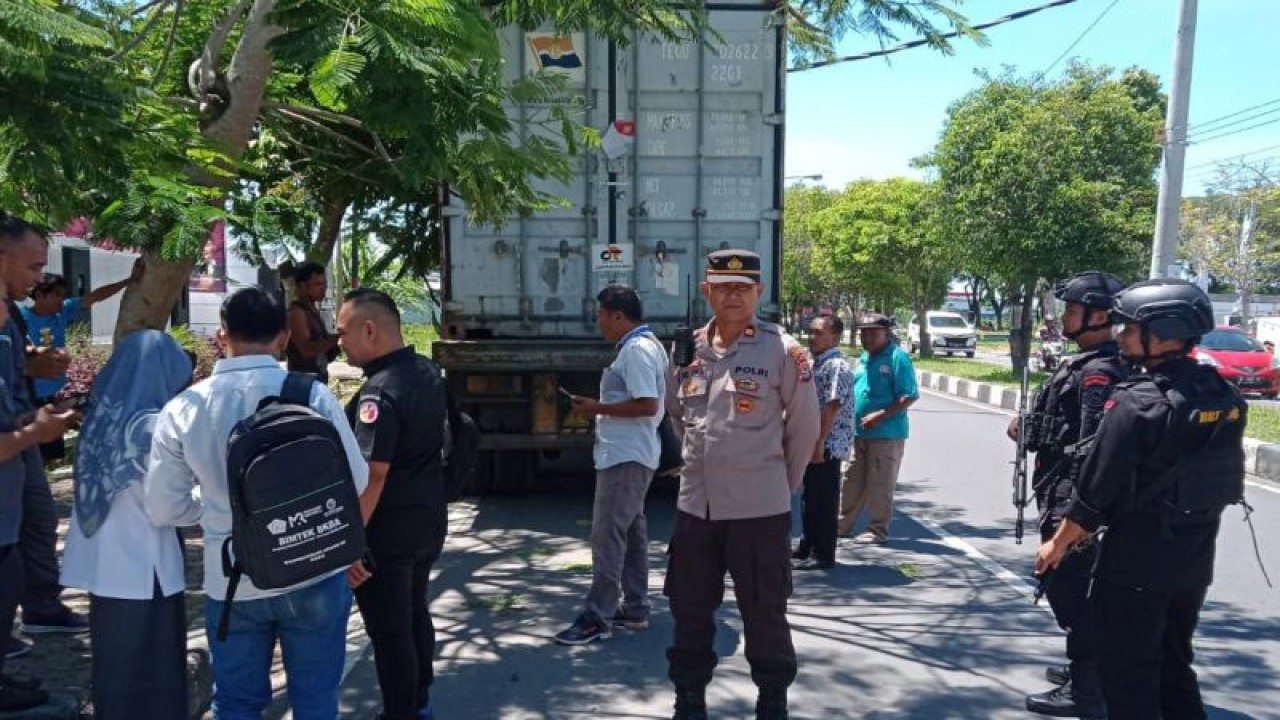 Petugas kepolisian mengawasi truk pengangkut logistik Pemilu 2024 yang datang dari Bali di depan Kantor KPU Kota Mataram, NTB, Senin (18/12/2023). ANTARA/HO-Polresta Mataram