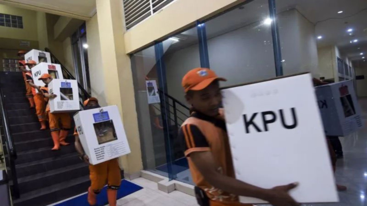 Arsip foto - Petugas mengangkut logistik Pemilu yang akan didistribusikan ke kelurahan di gudang logistik KPU Jakarta Pusat, GOR Tanah Abang, Jakarta, Senin. ANTARA FOTO/Galih Pradipta/pras.