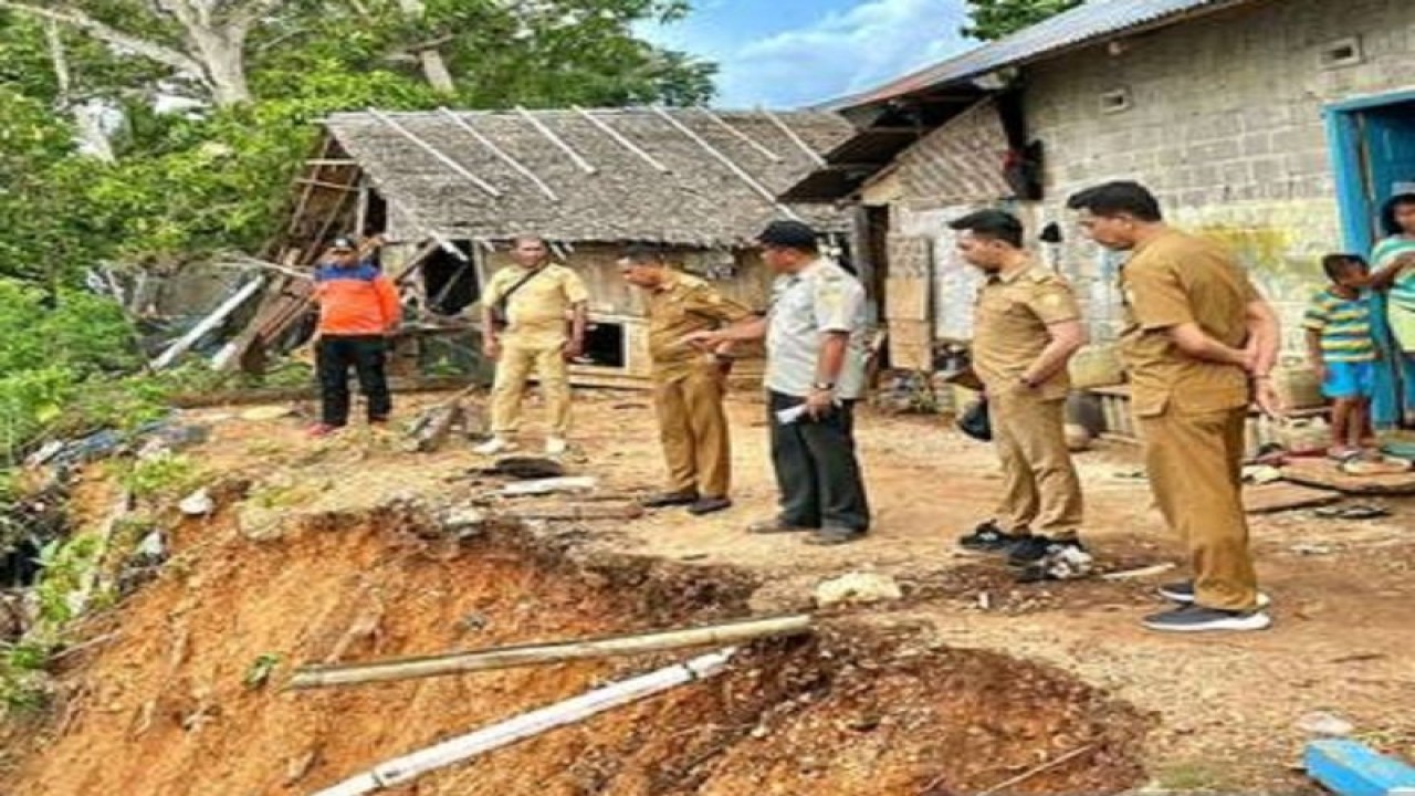 Tim dari BPBD Kota Baubau bersama pemerintah kelurahan/kecamatan saat melakukan penunjuan lokasi tanah longso di Kelurahan Liwuto, Kecamatan Kokalukuna, Kota Baubau, (Antara/HO-BPBD Baubau)