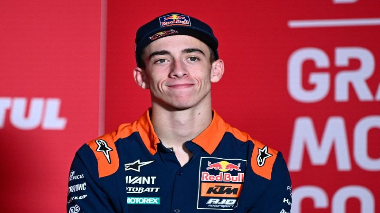 Pembalap muda Pedro Acosta saat menjalani sesi konferensi pers jelang MotoGP Valencia di Spanyol, Kamis (23/11/2023). (ANTARA/HO/MotoGP)