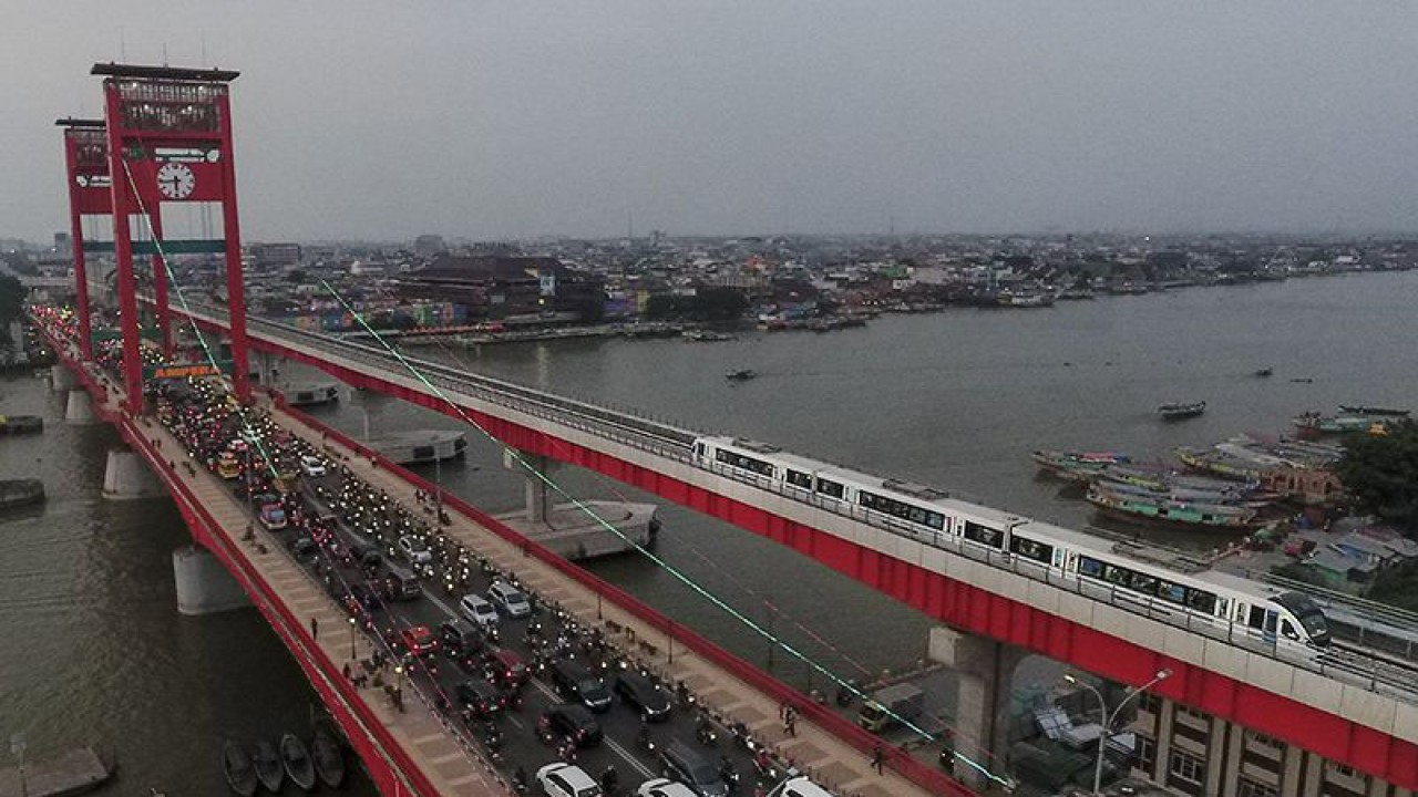 Arsip foto - Rangkaian trainsit Light Rail Transit (LRT) Palembang melintas di atas Sungai Musi, Palembang, Sumatra Selatan, Rabu (17/10/2018). ANTARA FOTO/Nova Wahyudi/HP/aa. (ANTARA FOTO/NOVA WAHYUDI)
