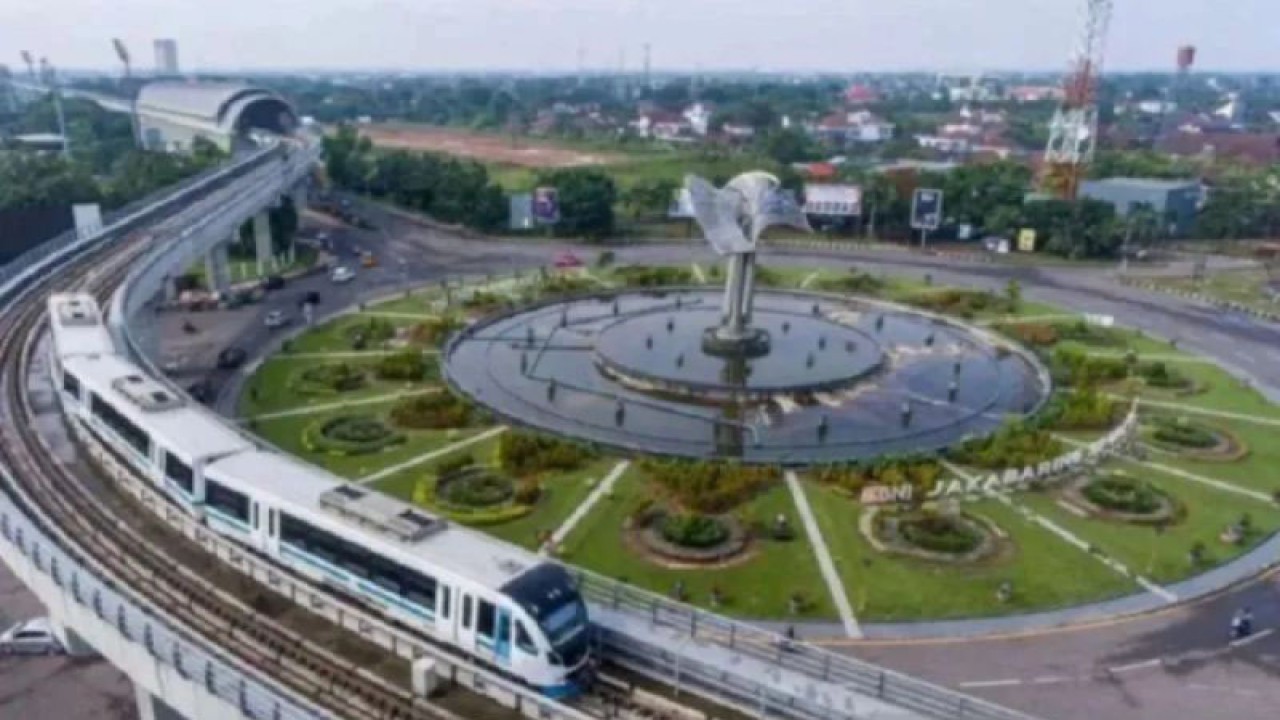 Rangkaian Light Rail Transit (LRT) melintas di kawasan Jakabaring, Palembang, Sumatera Selatan, Selasa (30/3/2021). (ANTARA FOTO/ Nova Wahyudi)
