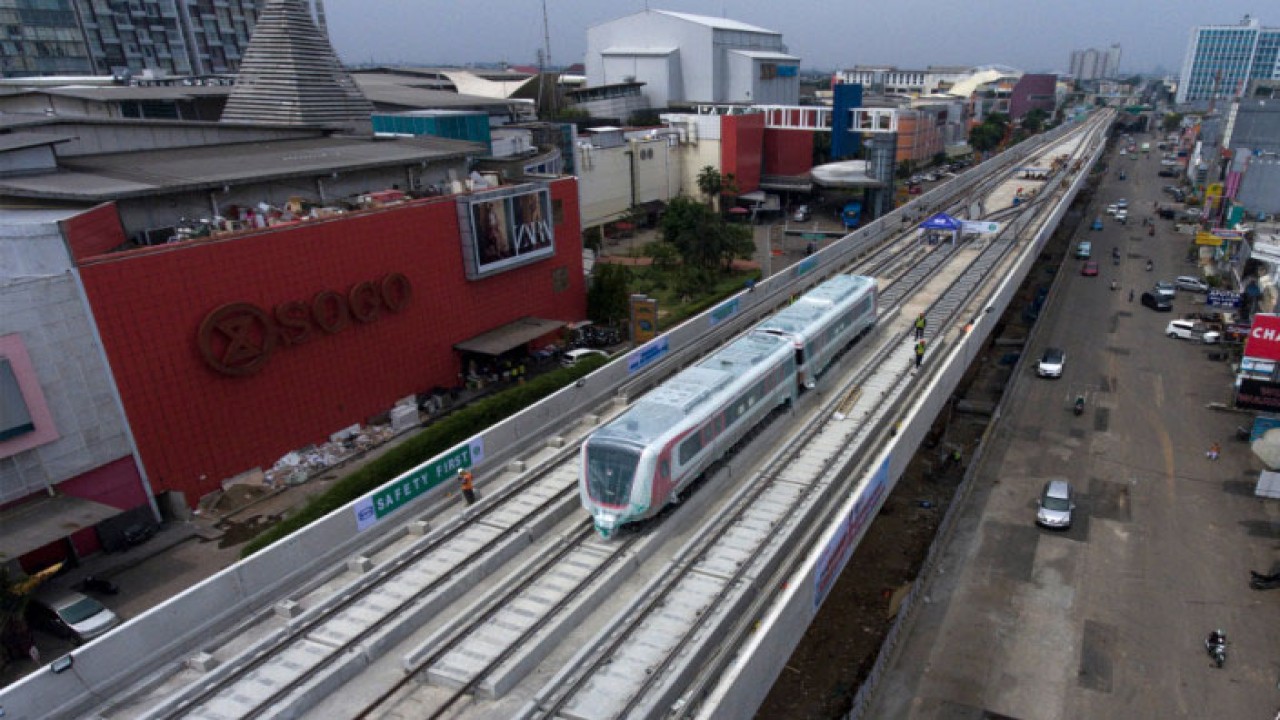 Foto udara gerbong kereta Light Rail Transit (LRT) berada di jalur simpan "section" 5A di Kelapa Gading, Jakarta. (ANTARA FOTO/Sigid Kurniawan)