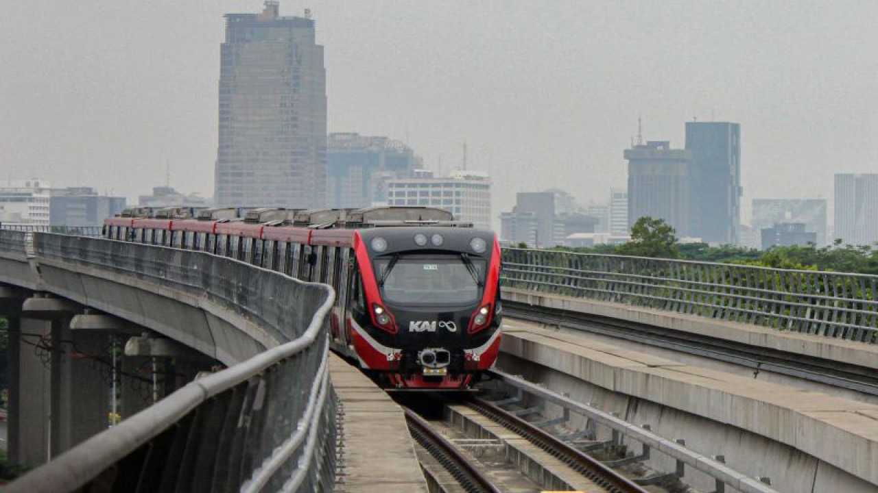 Rangkaian kereta LRT Jabodebek melintas menuju Stasiun Setiabudi, Jakarta, Senin (27/11/2023). ANTARA FOTO/Cahya Sari/wpa/rwa. (ANTARA FOTO/CAHYA SARI)