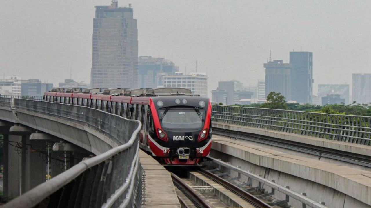 Rangkaian kereta LRT Jabodebek melintas menuju Stasiun Setiabudi, Jakarta, Senin (27/11/2023). ANTARA FOTO/Cahya Sari/wpa/rwa.