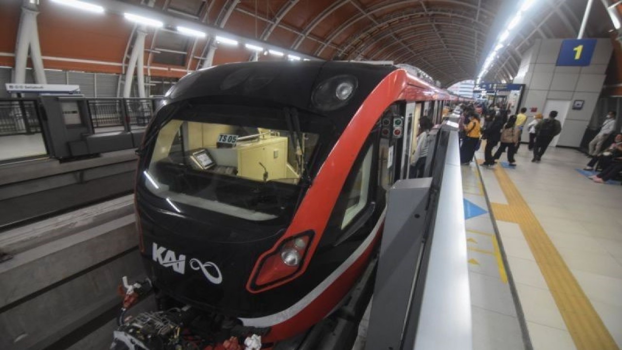 Dokumentasi - Penumpang menaiki kereta ringan atau Light Rail Transit (LRT) di Stasiun LRT Setiabudi, Jakarta. ANTARA FOTO/Indrianto Eko Suwarso/tom.