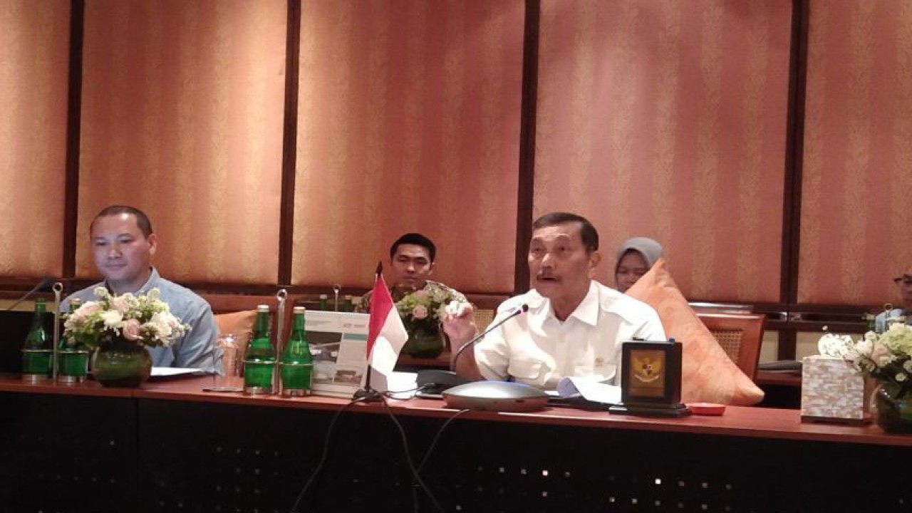 Menteri Koordinator Bidang Kemaritiman dan Investasi (Marinves) Luhut Binsar Pandjaitan (kanan) bersama Deputi Bidang Koordinasi Infrastruktur dan Transportasi Kemenko Marinves Rachmat Kaimuddin di sela rapat kinerja 2023, di Nusa Dua, Kabupaten Badung, Bali, Jumat (22/12/2023). ANTARA/Dewa Ketut Sudiarta Wiguna