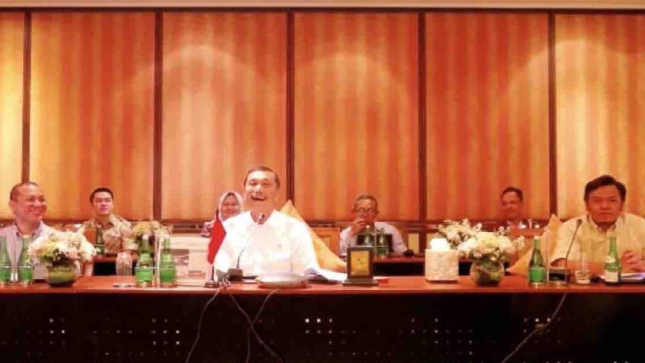 Tangkapan layar - Menteri Koordinator Bidang Maritim dan Investasi Luhut Binsar Pandjaitan (tengah) memberikan keterangan dalam Program Evaluasi Kinerja 2023 Menuju Indonesia Emas secara virtual di Jakarta, Jumat (22/12/2023). ANTARA/Harianto