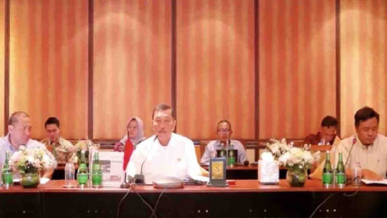 Tangkapan layar - Menteri Koordinator Bidang Maritim dan Investasi Luhut Binsar Pandjaitan (tengah) memberikan keterangan dalam Program Evaluasi Kinerja 2023 Menuju Indonesia Emas secara virtual di Jakarta, Jumat (22/12/2023). ANTARA/Harianto