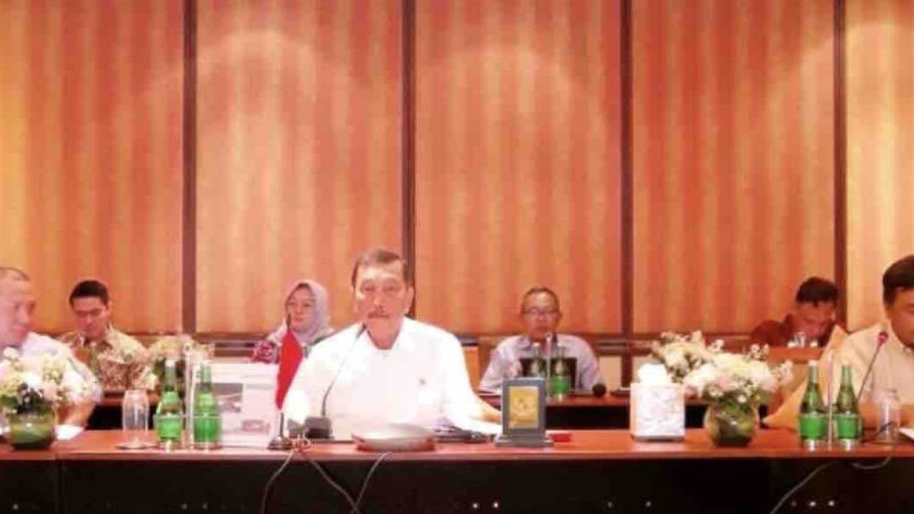 Tangkapan layar - Menteri Koordinator Bidang Maritim dan Investasi Luhut Binsar Pandjaitan (tengah) memberikan keterangan dalam Program Evaluasi Kinerja 2023 Menuju Indonesia Emas secara virtual di Jakarta, Jumat (22/12/2023). ANTARA/Harianto