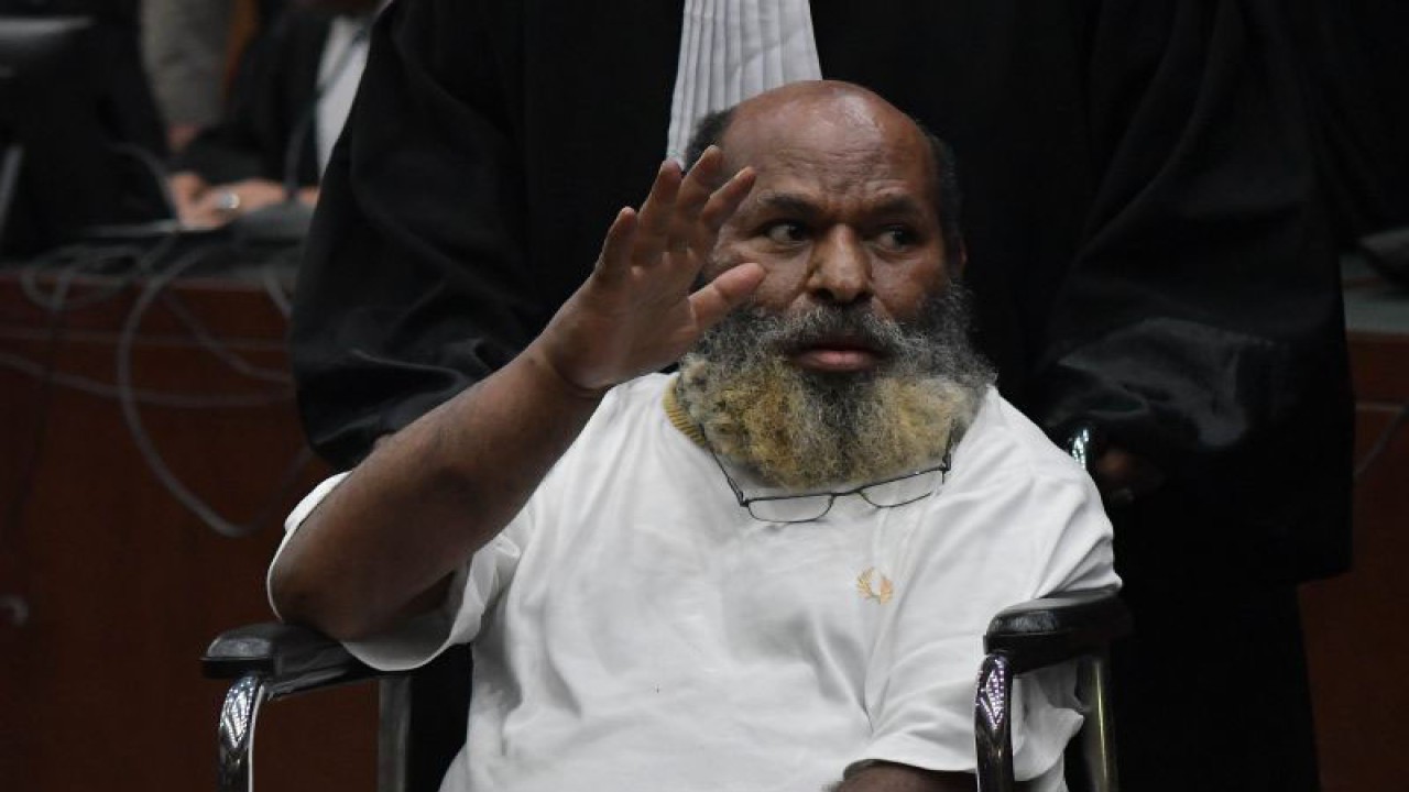 Terdakwa kasus dugaan suap dan penerimaan gratifikasi Lukas Enembe menyapa pendukunggnya usai menjalani sidang putusan di Pengadilan Tipikor, Jakarta, Kamis (19/10/2023). . ANTARA FOTO/ Fakhri Hermansyah/hp.