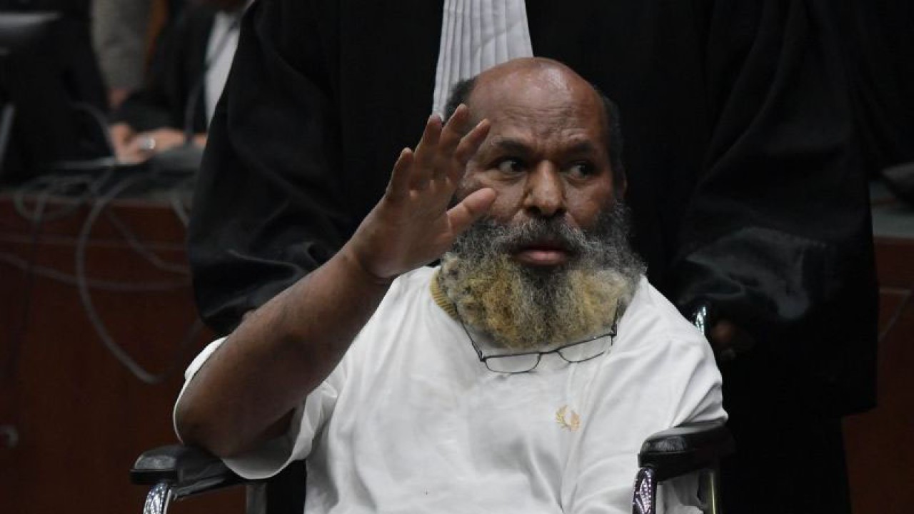 Arsip foto - Terdakwa kasus dugaan suap dan penerimaan gratifikasi Lukas Enembe menyapa pendukunggnya usai menjalani sidang putusan di Pengadilan Tipikor, Jakarta, Kamis (19/10/2023). Majelis Hakim menjatuhkan hukuman kepada Mantan Gubernur Papua tersebut selama delapan tahun penjara dan denda Rp500 juta subsider empat bulan serta hukuman tambahan tidak dipilih dalam jabatan publik selama lima tahun setelah menjalani hukuman. ANTARA FOTO/ Fakhri Hermansyah/tom.