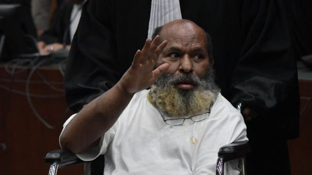 Terdakwa kasus dugaan suap dan penerimaan gratifikasi Lukas Enembe menyapa pendukunggnya usai menjalani sidang putusan di Pengadilan Tipikor, Jakarta, Kamis (19/10/2023). Majelis Hakim menjatuhkan hukuman kepada Mantan Gubernur Papua tersebut selama delapan tahun penjara dan denda Rp500 juta subsider empat bulan serta hukuman tambahan tidak dipilih dalam jabatan publik selama lima tahun setelah menjalani hukuman. ANTARA FOTO/ Fakhri Hermansyah/tom.