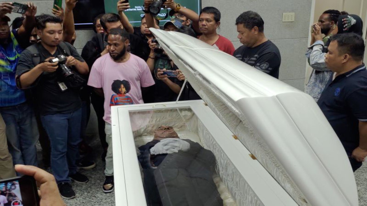 Jenazah mantan Gubernur Papua Lukas Enembe saat disemayamkan di Rumah Duka dan Krematorium Sentosa, Jakarta Pusat pada Selasa (26/12/2023). ANTARA/Hendri Sukma Indrawan